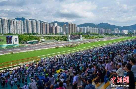 香港举行“共庆回归赛马日”　收获14.76亿港元投注额